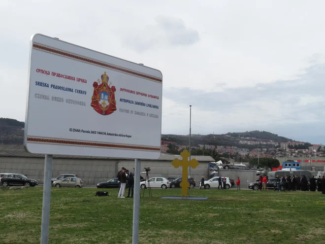 Je to res dovolj premišljena parcela za cerkev? FOTO: Nataša Čepar