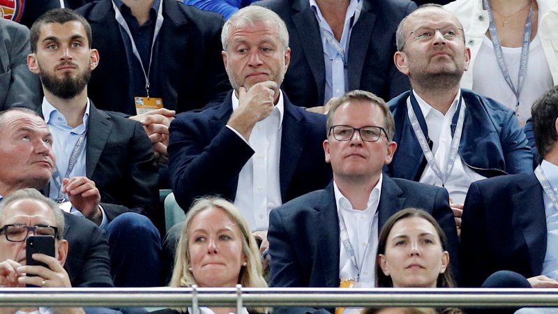 Fotografija: Roman Abramovič (v sredini) že poldrugo leto ni bil v Londonu in svoj Chelsea lahko spremlja le zunaj Združenega kraljestva. Nazadnje je bil na finalni tekmi evropske lige v Bakuju, kjer je Chelsea premagal Arsenala. FOTO: Reuters