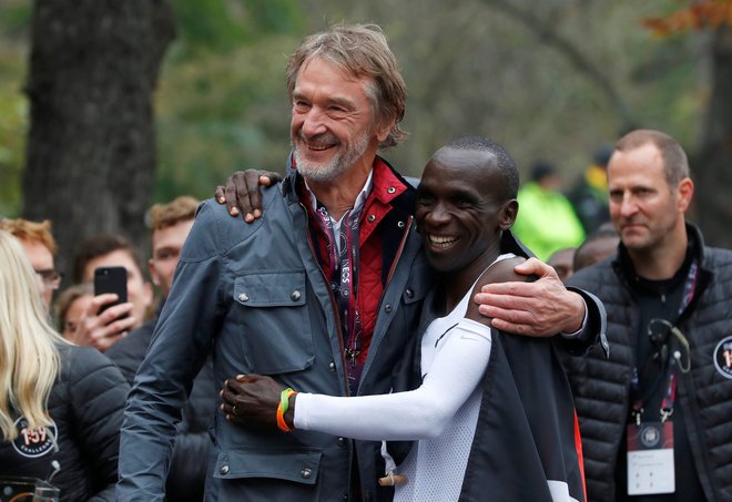Najbogatejši Anglež Jim Ratcliffe je prejel Abramovičevo košarico, a še ni obupal, medtem pa svoje športne ambicije zadovoljuje tudi s pokroviteljstvom nad najhitrejšim maratoncem Kenijcem Eliudom Kipchogejem. FOTO: Reuters