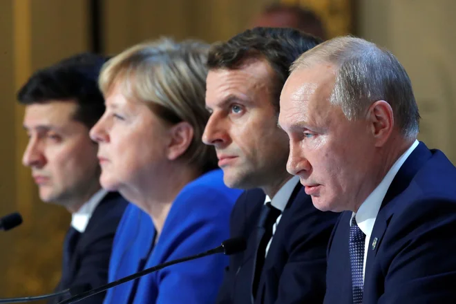 Ruski predsednik Vladimir Putin in nemška kanclerka Angela Merkel sta o diplomatskem sporu govorila tudi na včerajšnjem vrhu normandijske četverice v Parizu. Foto: Charles Platiau/Afp