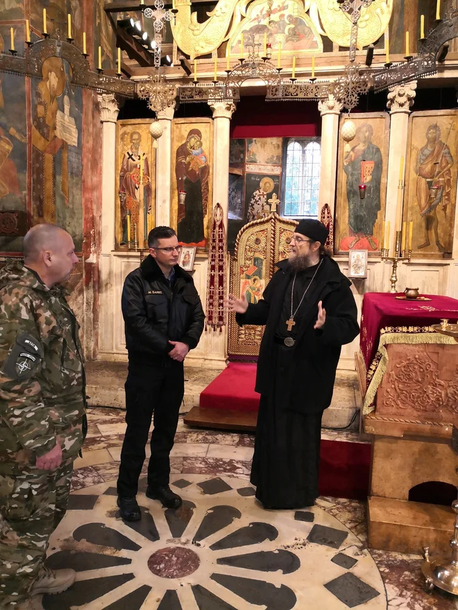 V samostanu Dečani se je Šarec z delegacijo prepričal, zakaj je dobro, da naši vojaki vztrajajo na Kosovu. FOTO: Novica Mihajlović