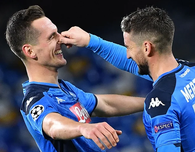 Dries Mertens je takole čestital bum, bum, bum Arkadiuszu Miliku. FOTO: AFP