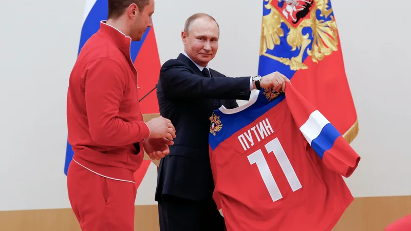 Fotografija: Pred odhodom na OI 2018 je Ilja Kovaljčuk, zdaj soigralec Anžeta Kopitarja v Los Angelesu, ruskemu predsedniku Vladimirju Putinu, podaril reprezentančni dres. Foto AFP