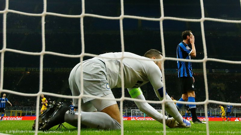 Fotografija: Za Inter in slovenskega vratarja Samirja Handanovića, ki ni mogel preprečiti poraza, je bila tudi rezervna Barcelona premočan tekmec. FOTO: Reuters