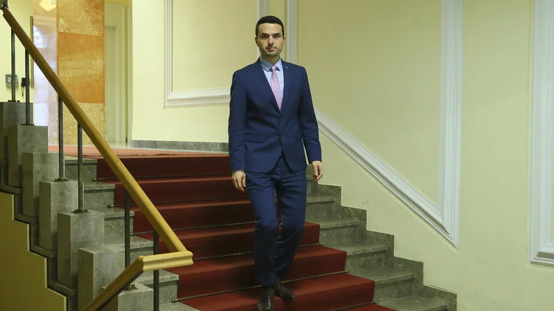 Fotografija: Predsednik komisije Matej Tonin se je po seji novinarjem izognil in državni zbor zapustil skozi jedilnico in nato stranski izhod. FOTO: Jože Suhadolnik/Delo