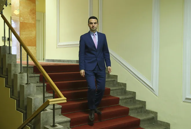Predsednik komisije Matej Tonin se je po seji novinarjem izognil in državni zbor zapustil skozi jedilnico in nato stranski izhod. FOTO: Jože Suhadolnik/Delo