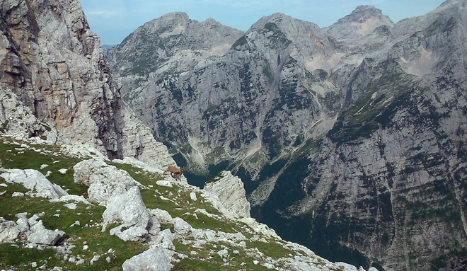 Množični turizem prinaša dobičke in priložnosti, pa vendar če želimo ohraniti gorski svet, tudi kot možnost in priložnost za mlade, da ostanejo ali da se odločijo živeti v gorskem svetu, je treba poiskati sozvočje med naravo in človekom. Foto Maja Gr