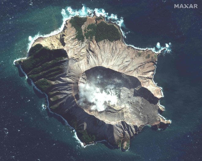 Satelitska fotografija enega najaktivnejših novozelandskih vulkanov. 70 odstotkov vulkana je pod gladino morja. FOTO: AFP