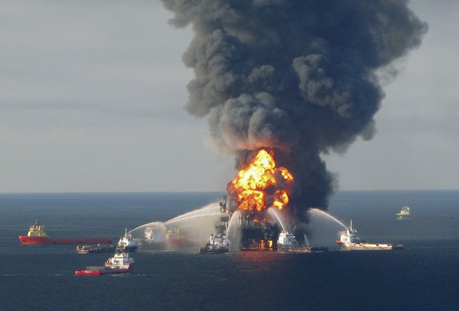 BP sprva ni hotel prevzeti odgovornosti za nesrečo na naftni ploščadi Deepwater Horizon in obsežno razlitje nafte v Mehiškem zalivu. FOTO: Reuters