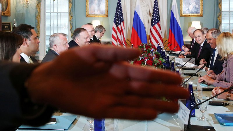 Fotografija: Ameriški državni sekretar Mike Pompeo in ruski zunanji minister Sergej Lavrov sta se skupaj s svojima delegacijama sestala v State Departmentu v Washingtonu. FOTO: Jonathan Ernst/Reuters
 