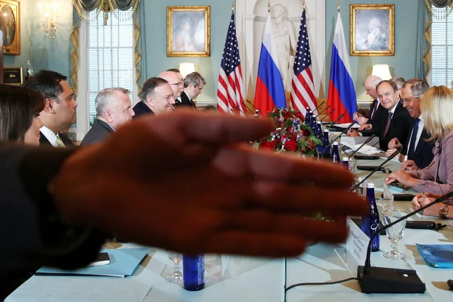 Ameriški državni sekretar Mike Pompeo in ruski zunanji minister Sergej Lavrov sta se skupaj s svojima delegacijama sestala v State Departmentu v Washingtonu. FOTO: Jonathan Ernst/Reuters<br />
