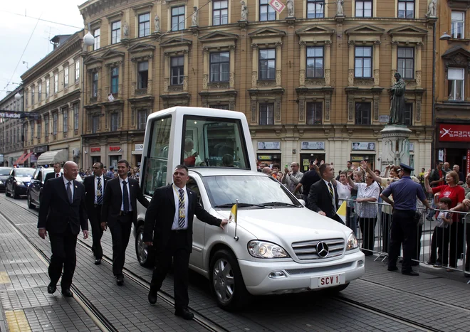 Zelo prepoznavno papeževo vozilo je predelani mercedes M z izstopajočo pokončno kabino. Foto Reuters