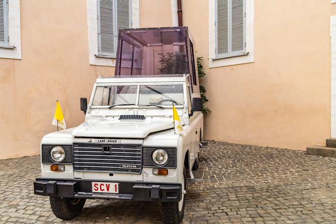 Papamobil so doslej pripravili že mnogi proizvajalci, tudi Land Rover, na osnovi njihovega defenderja. Foto Shutterstock