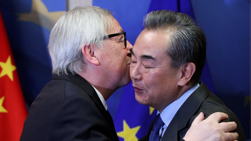 Fotografija: Kitajski zunanji minister Wang Yi je Bruselj, kjer ga je sprejel nekdanji predsednik evropske komisije Jean-Claude Juncker, nazadnje obiskal marca. V Sloveniji bo na obisku prvič. FOTO: Reuters