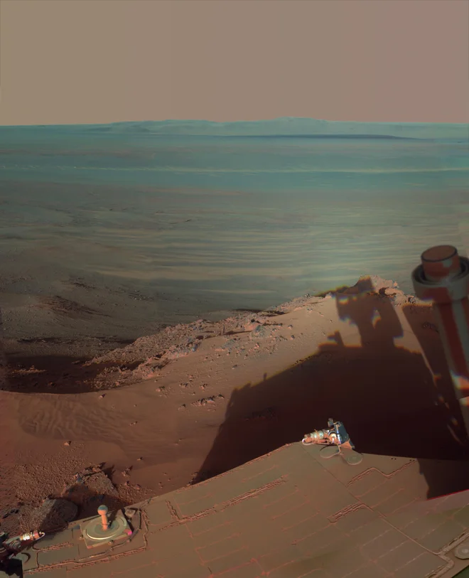 Senca roverja Opportunity v kraterju Endeavour.<br />
FOTO: NASA