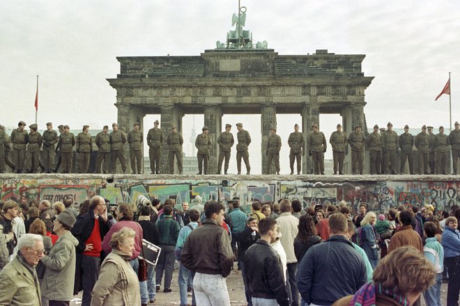 Padec berlinskega zidu je drugi najbolj iskan splošni pojem. FOTO: Staff Reuters