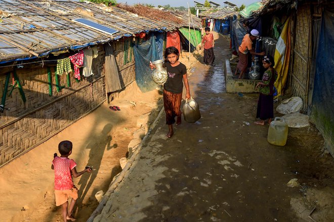V Bangladeš se je skupno zateklo več kot milijon pripadnikov manjšine Rohingja. FOTO: Munir Uz Zaman/AFP