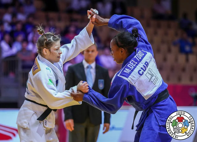 Tina Trstenjak (levo) je pred poldrugim mesecem zablestela z zmago na tekmovanju za veliki slam v Abu Dabiju. FOTO: Marina Mayorova/IJF