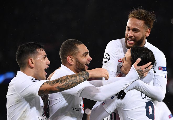 Najvišjo zmago zadnjega kola je zabeležil PSG, ki je zmlel Galatasaray s 5:0. Takole so se veselili golov (z leve) Leandro Paredes, Layvin Kurzawa, Neymar in Edinson Cavani. FOTO: AFP