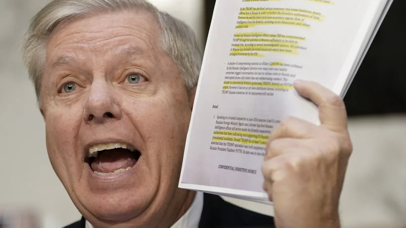 Fotografija: Republikanski senator Lindsey Graham opozarja na nedokazane trditve Steelovega dosjeja. FOTO: Win Mcnamee/AFP