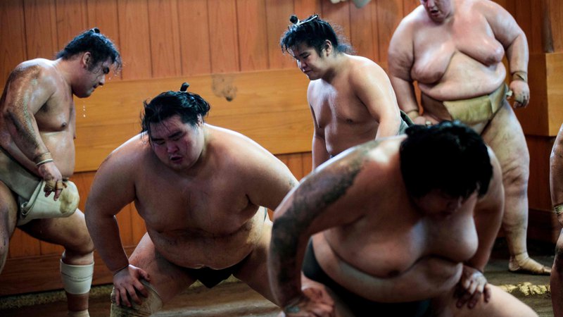 Fotografija: Sumoborci med treningom v Tokiu. Najpomembnejši japonski šport ohromi celotno Japonsko, ko so šestkrat letno na sporedu sumo turnirji. Turnirje si ogleda po televiziji več deset milijonov Japoncev. FOTO: Behrouz Mehri/Afp
 