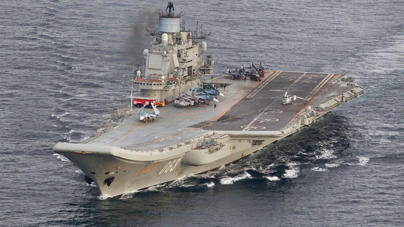 Fotografija: Letalonosilko Admiral Kuznecov so zgradili leta 1985, pomembnejša popravila na njej pa si sledijo od leta 1997. FOTO: AFP