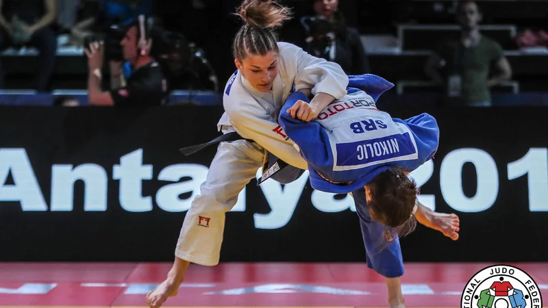 Fotografija: Maruša Štangar (v belem kimonu) si je na mastersu v Qingdau priborila zelo dobro peto mesto. FOTO: Gabriela Sabau/IJF