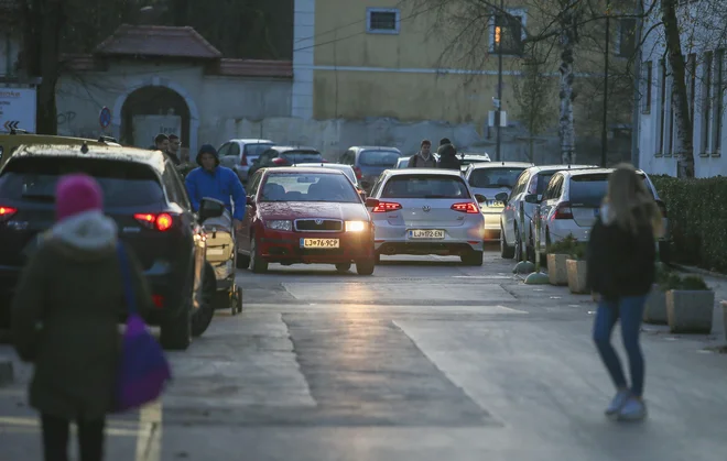 Promet na Gortanovi ulici na Kodeljevem je predvsem v popoldanskih urah zgoščen. Foto Jože Suhadolnik