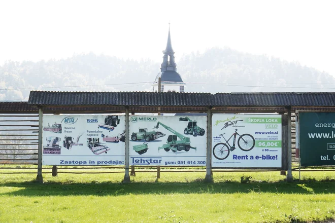V občini Škofja Loka je največ oglasov na kozolcih. Arhiv Landezine