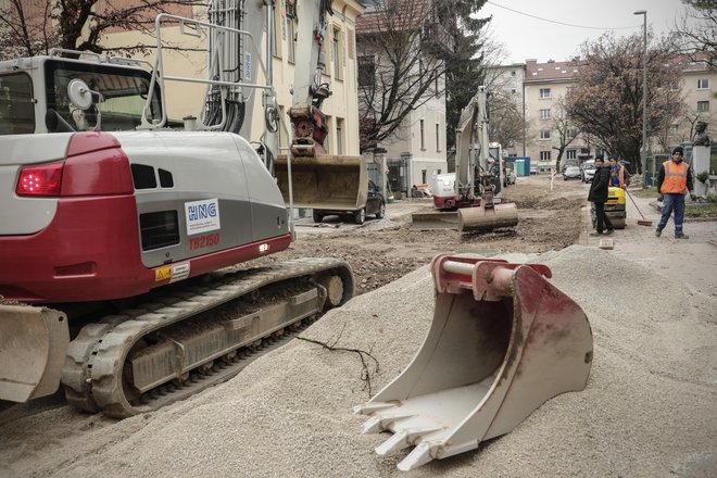 Na Ulici talcev delavci hitijo z obnovo vodovoda in kanalizacije, cesta je zaprta. Foto Uroš Hočevar