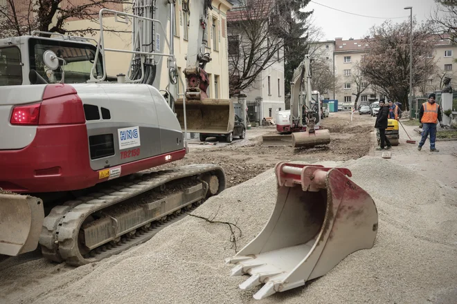 Na Ulici talcev delavci hitijo z obnovo vodovoda in kanalizacije, cesta je zaprta. Foto Uroš Hočevar
