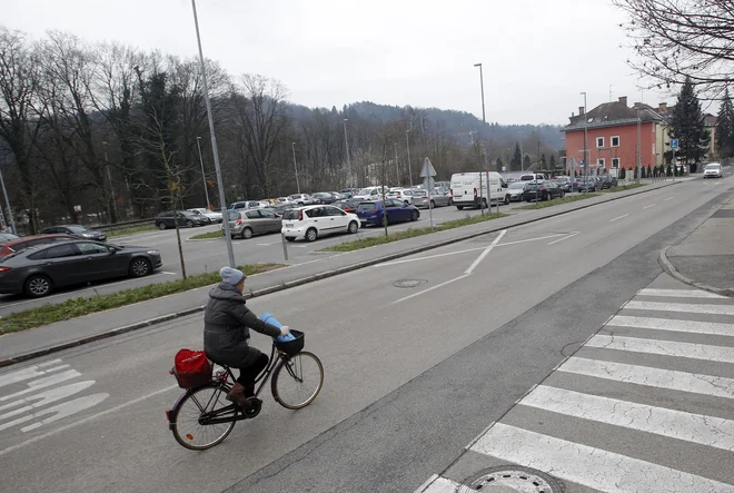 Novo parkiriiče z 88 parkirnimi mesti na Povšetovi ulici, le 200 metrov oddaljeno od športnega parka Kodeljevo, popoldne večinoma sameva. Foto Mavric Pivk