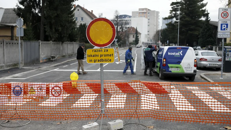 Fotografija: Zaključna dela na Parmovi ulici se končujejo, jutri naj bi jo končno odprli. Foto Blaž Samec