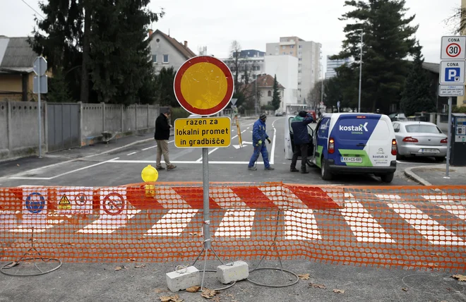 Zaključna dela na Parmovi ulici se končujejo, jutri naj bi jo končno odprli. Foto Blaž Samec