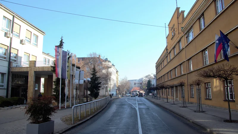 Fotografija: Nadhoda med zdravstvenim domom (levo) in prenovljeno stavbo (desno) najverjetneje ne bo. FOTO: Brane Piano