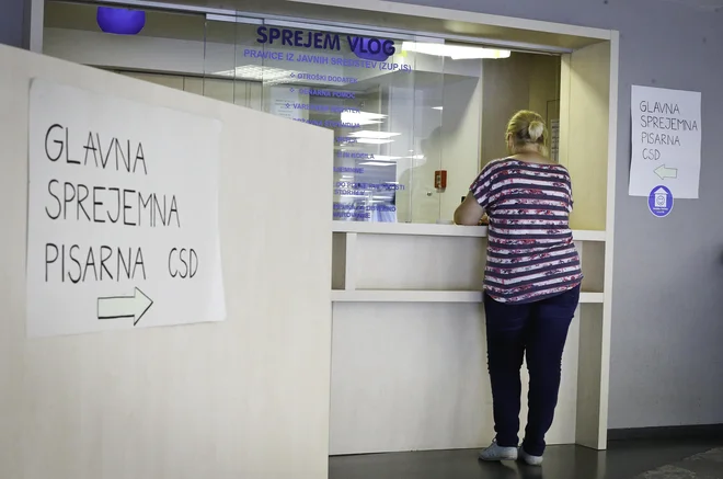 Skladno z zakonom o zavodih je na centrih za socialno delo predviden tudi organ strokovni svet, ki naj presoja o strokovnih zadevah, vendar tudi pri tem prevladajo državne birokratske strukture nad strokovnimi. FOTO: Jože Suhadolnik/Delo