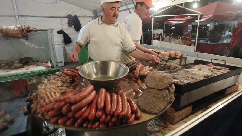 Fotografija: V dveh vzorcih mase za čevapčiče so odkrili visoko, za zdravje nevarno vsebnost sulfitov, a inšpektorica kljub temu ni uvedla prekrškovnega postopka in odpoklicala izdelkov (fotorafija je simbolična). FOTO: Leon Vidic