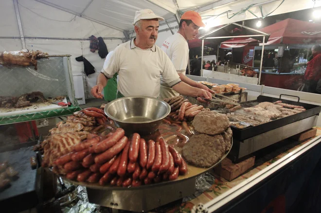 V dveh vzorcih mase za čevapčiče so odkrili visoko, za zdravje nevarno vsebnost sulfitov, a inšpektorica kljub temu ni uvedla prekrškovnega postopka in odpoklicala izdelkov (fotorafija je simbolična). FOTO: Leon Vidic
