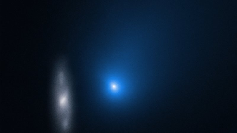 Fotografija: Komet 2I/Borisov je na fotografiji oddaljen od Zemlje 326 milijonov kilometrov. Galaksija je videti meglena, se je teleskop osredotočil na komet. FOTO: NASA, ESA in D. Jewitt (UCLA)