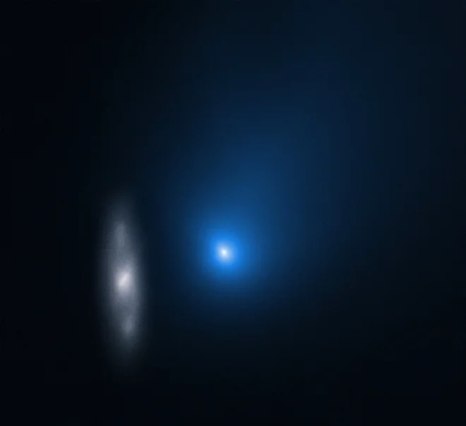 Komet 2I/Borisov je na fotografiji oddaljen od Zemlje 326 milijonov kilometrov. Galaksija je videti meglena, se je teleskop osredotočil na komet. FOTO:&nbsp;NASA, ESA in D. Jewitt (UCLA)