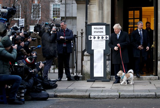 Britanski premier Boris Johnson in njegov pes Dilyn sta svoj glas oddala na volišču v Londonu. Foto: REUTERS/Henry Nicholls