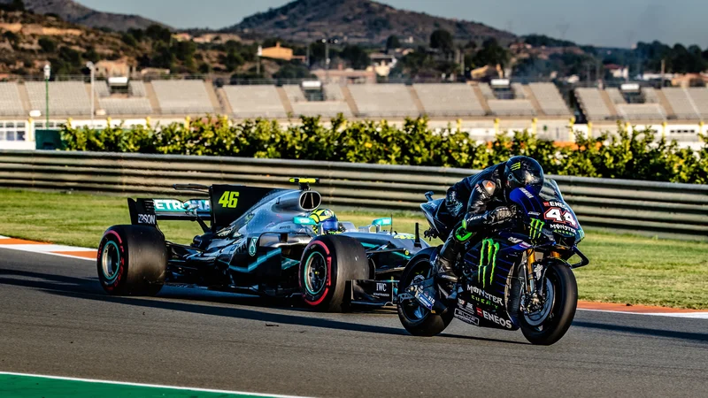 Fotografija: Lewis Hamilton in Valentino Rossi sta zamenjala svoja »jeklena konjička«. FOTO: Monster