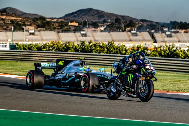 Lewis Hamilton in Valentino Rossi sta zamenjala svoja&nbsp;&raquo;jeklena konjička&laquo;. FOTO: Monster