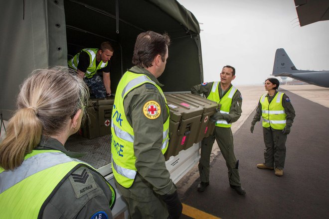 Na otok je po poročanju britanskega <em>BBC </em>prispelo osem strokovnjakov, opremljenih z zaščitno obleko in dihalnimi napravami. FOTO: AFP