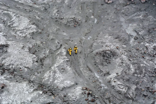 Na otok so prispeli kljub opozorilom o možnostih novega izbruha, ki so se povečale na 50-60 odstotkov. FOTO: Handout Afp