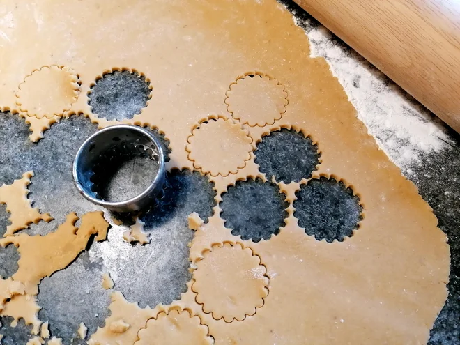 Vse sestavine zmešamo in na hitro zgnetemo v mehko testo, ki ga damo počivat na hladno vsaj za eno uro. Foto: Tanja Drinovec