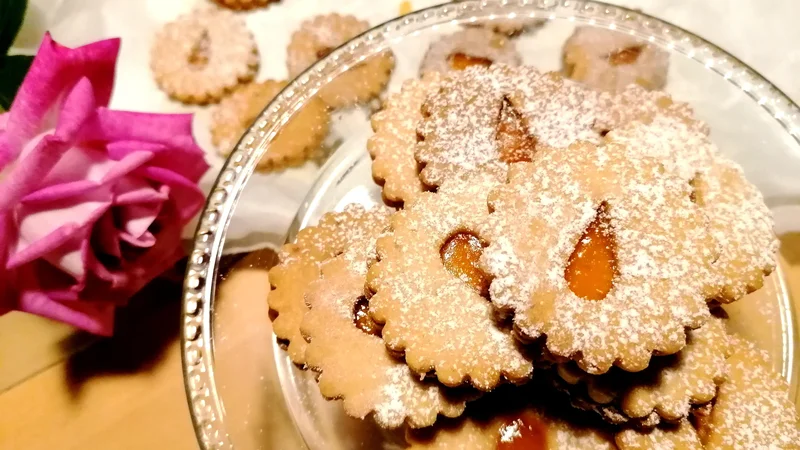 Fotografija: Naš recept bo tokrat prirejen v malo bolj zdravo polnovredno različico, iz dobre mandljeve in pirine moke. Foto: Tanja Drinovec