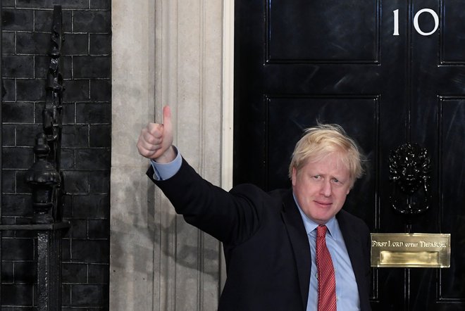 Boris Johnson leti na krilih zgodovinske zmage. FOTO: Toby Melville/Reuters