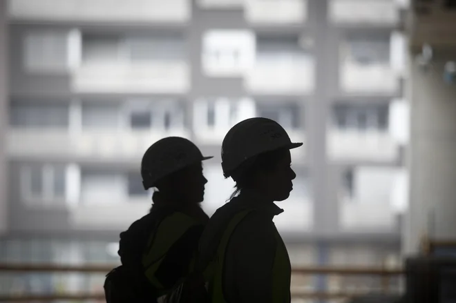 Vrednost v oktobru opravljenih gradbenih del je bila za 5,1&nbsp;odstotka višja od vrednosti gradbenih del v septembru in za štiri odstotke nižja kot oktobra lani, je objavil državni statistični urad. Foto Voranc Vogel