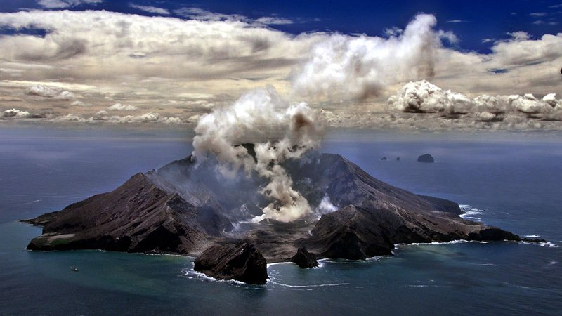 Fotografija: Maorski voditelj Pouroto Ngaropo je prepričan, da je bil izbruh zgolj način, s katerim je božanstvo še enkrat pokazalo ljudem, kako velika je moč narave. FOTO: Torsten Blackwood/AFP
